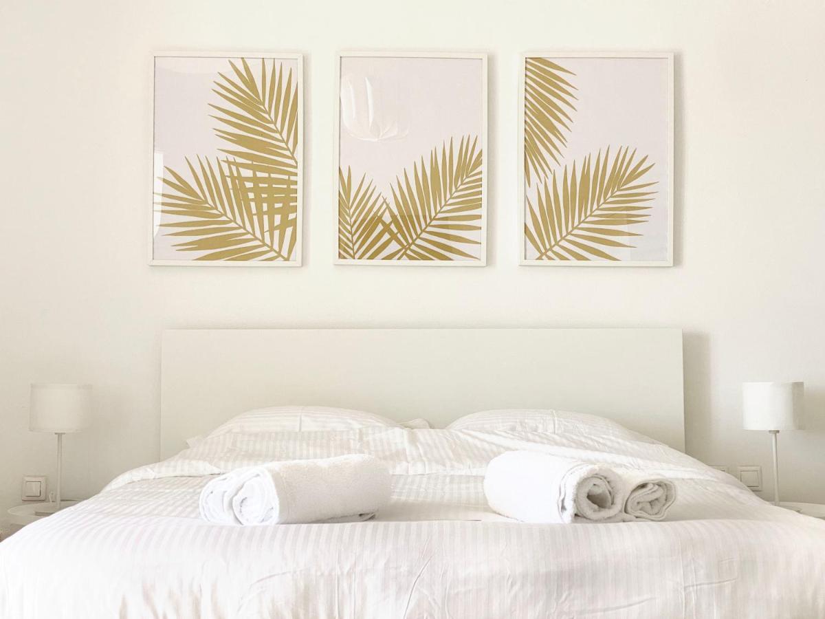 Apartment Palm Yellow